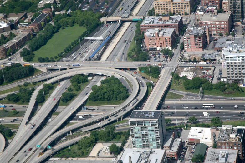 an aerial view of the freeway intersection with lots of traffic