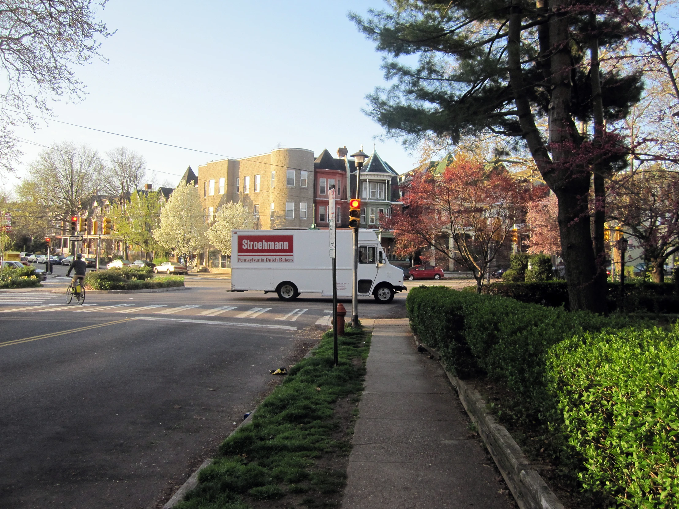 a truck is stopped at a red traffic light