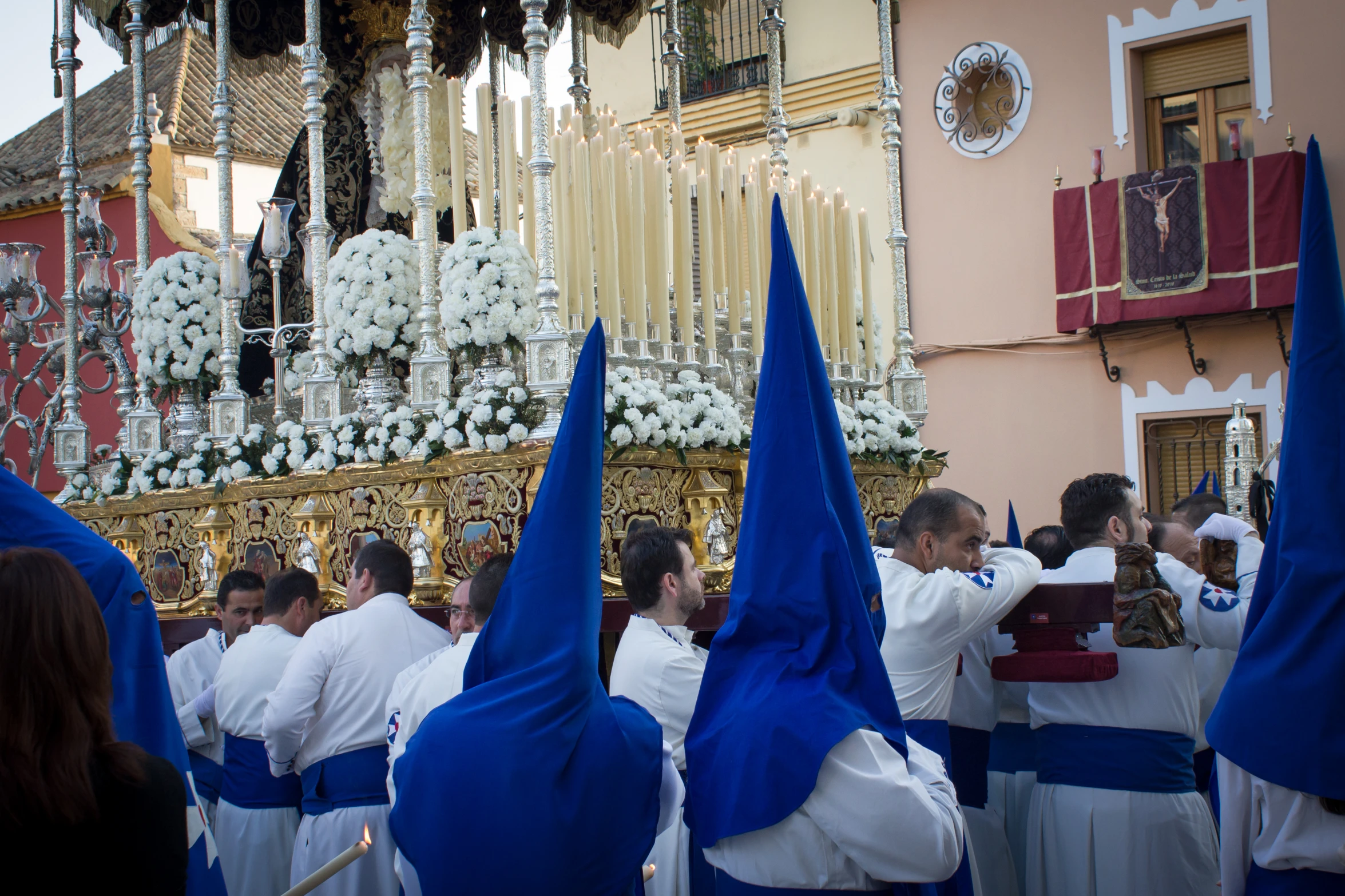 a large crowd of people in blue and white robes