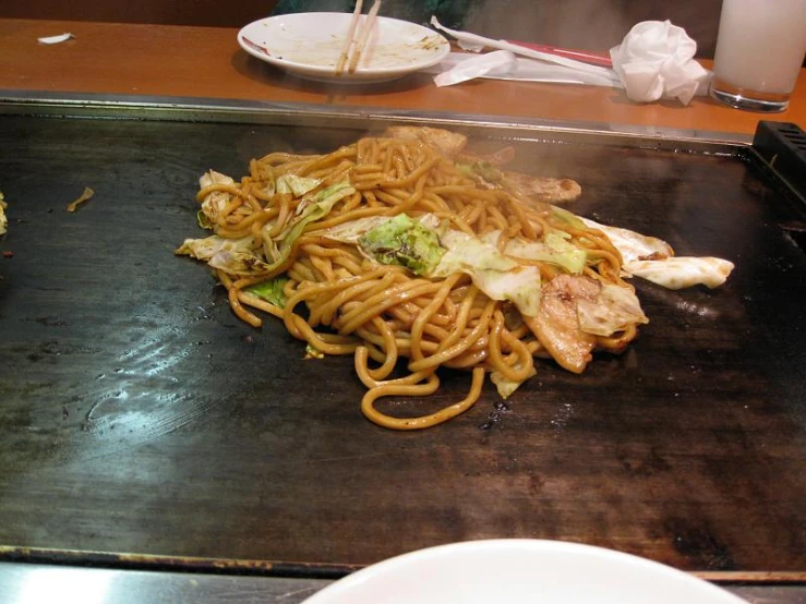 some noodles with meat on a tray
