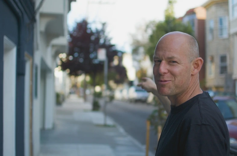 a man that is standing on the side walk