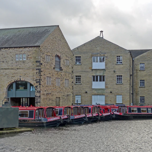 some boats are pulled up to the dock next to a building