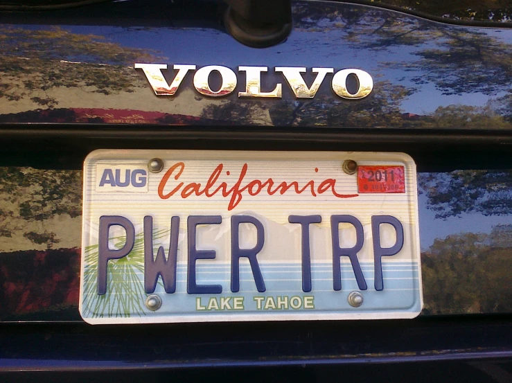 two plates that say we rwy trip and are written in red and blue