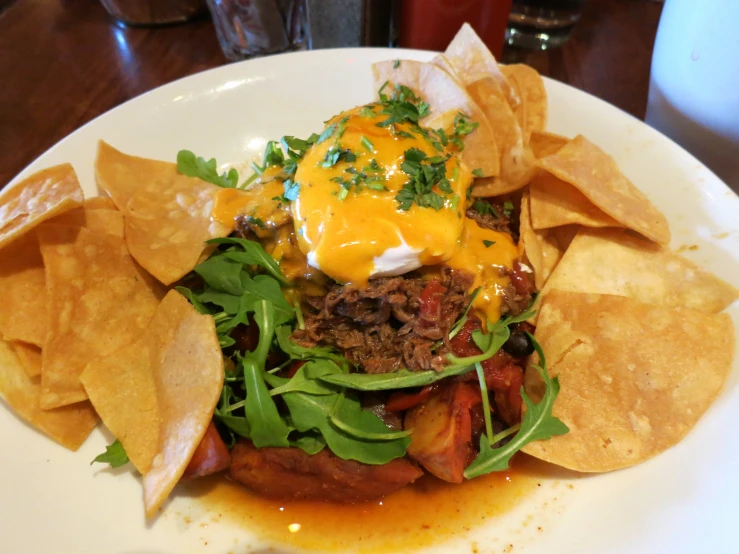 a small salad with beef and tortilla chips