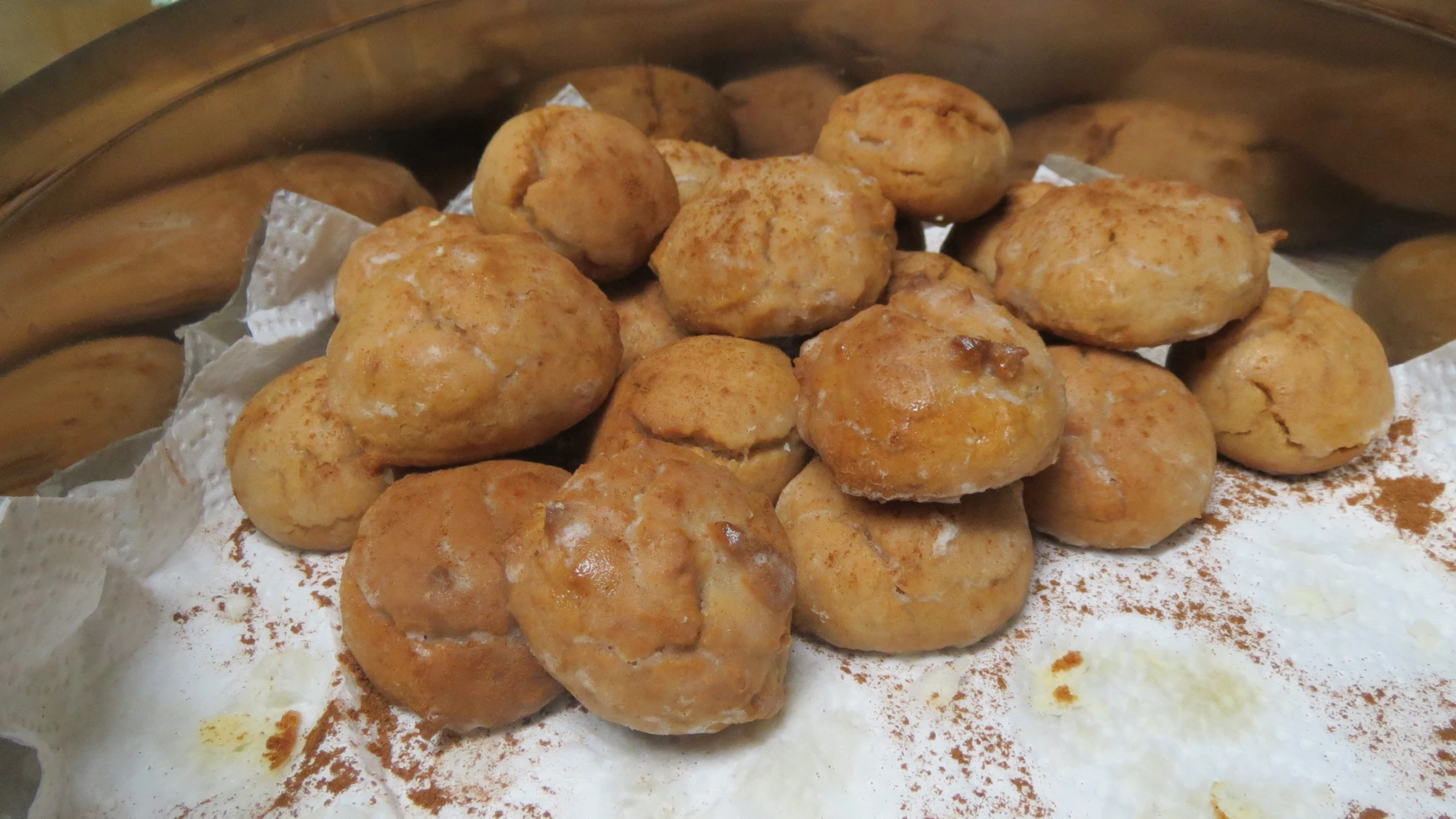 many pastries that are in a bowl