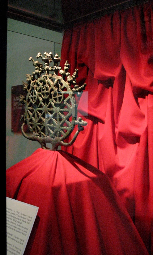 a sculpture in the shape of a crown is shown