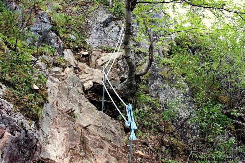 an image of the rope hanging off a cliff