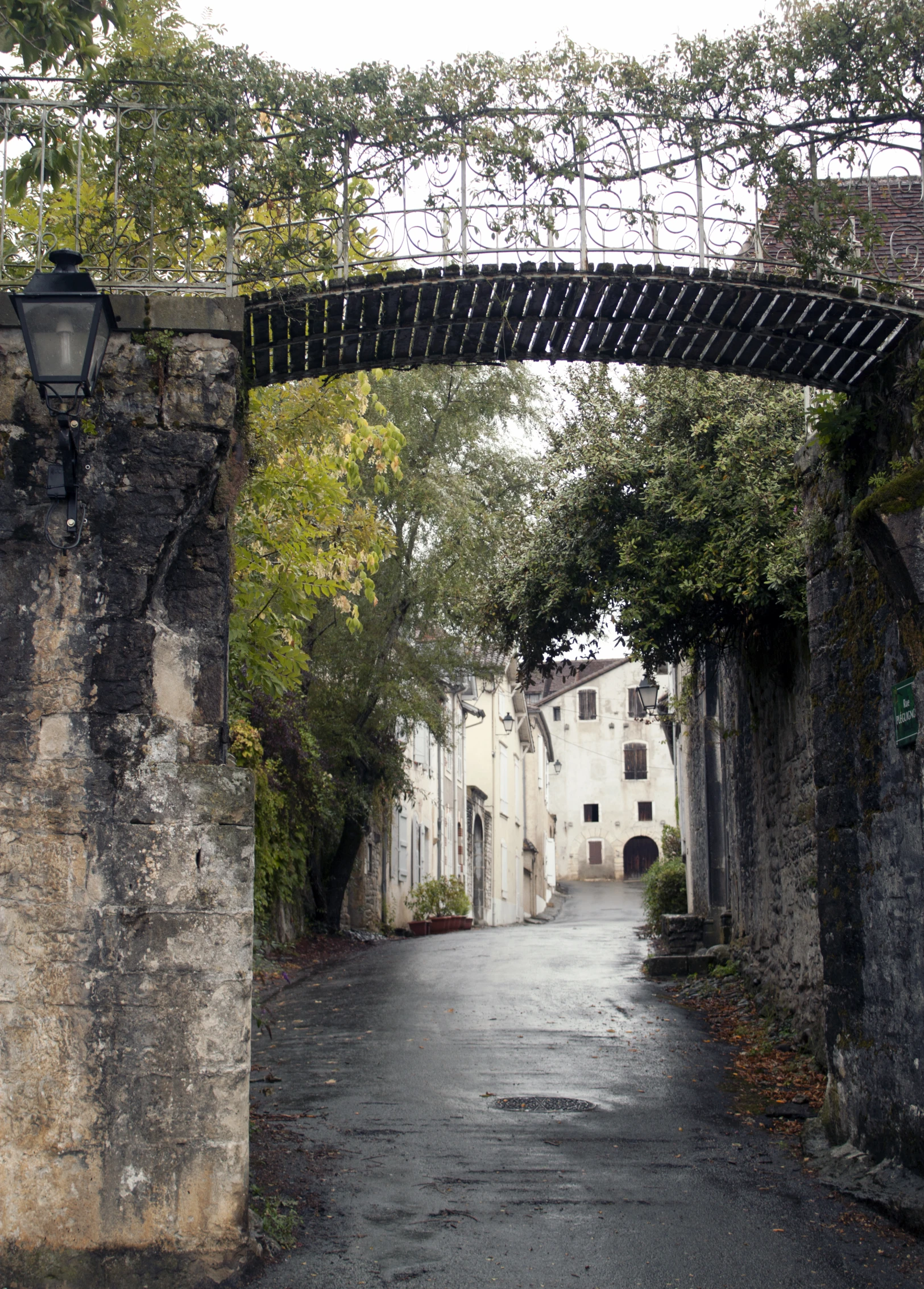 a picture of an outside town with a very nice bridge