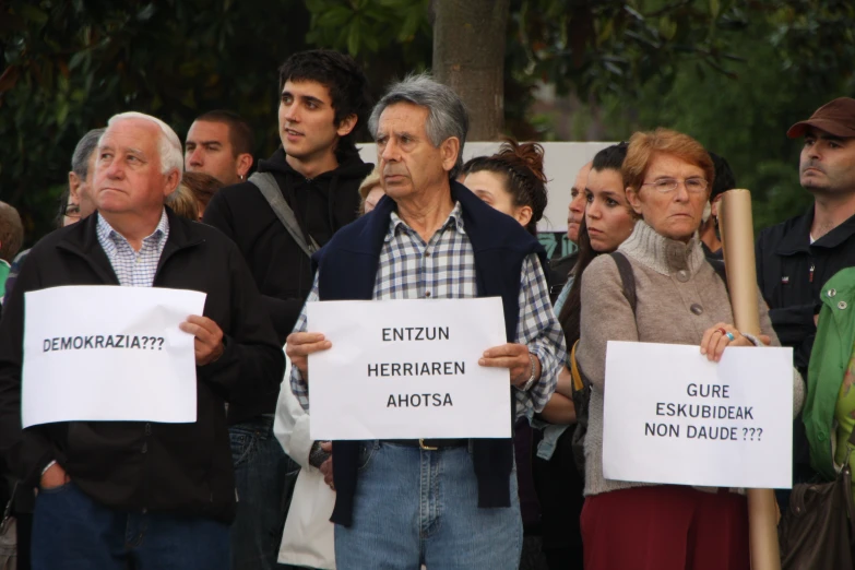 some people are holding signs that say entre tu merimenen de antonio