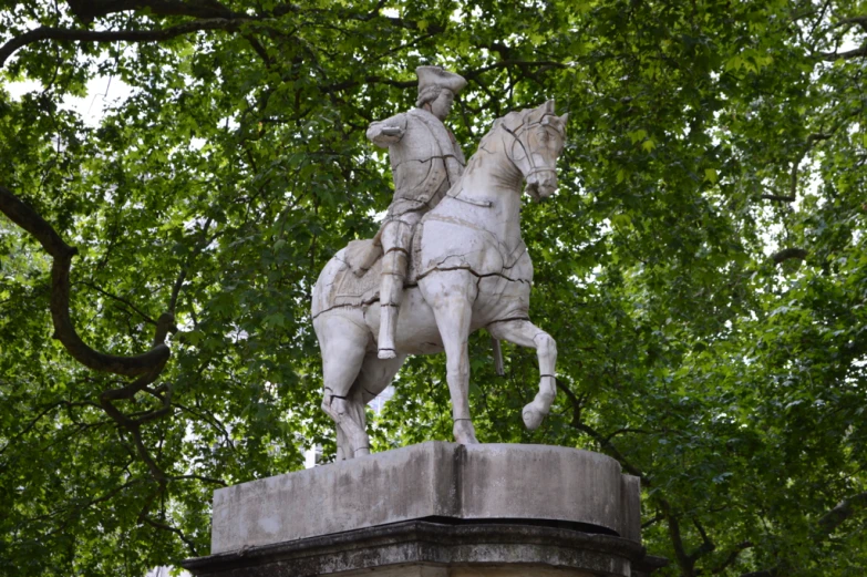 a statue of two men riding horses is shown