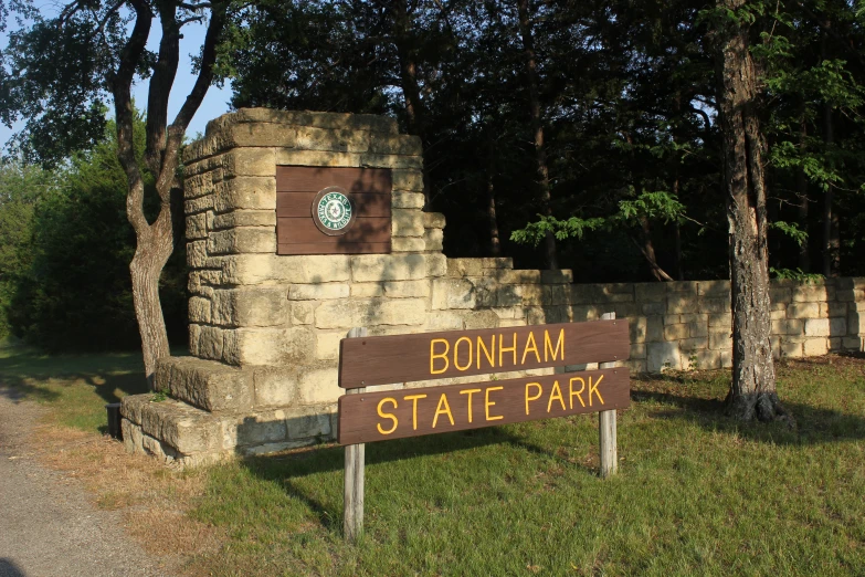 a sign for the entrance to a state park