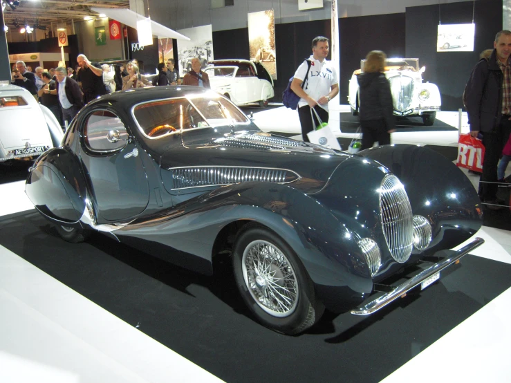 an old car on display at the car show