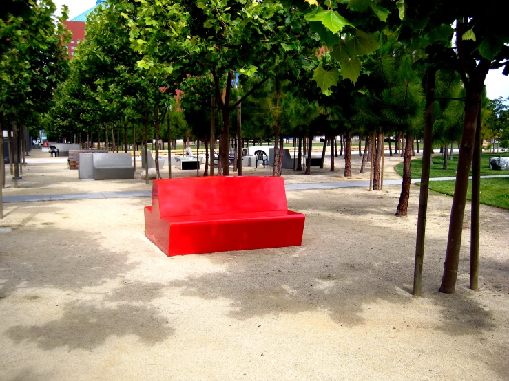 an empty park bench in the middle of an area