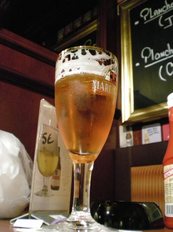 there are drinks on the bar with menus