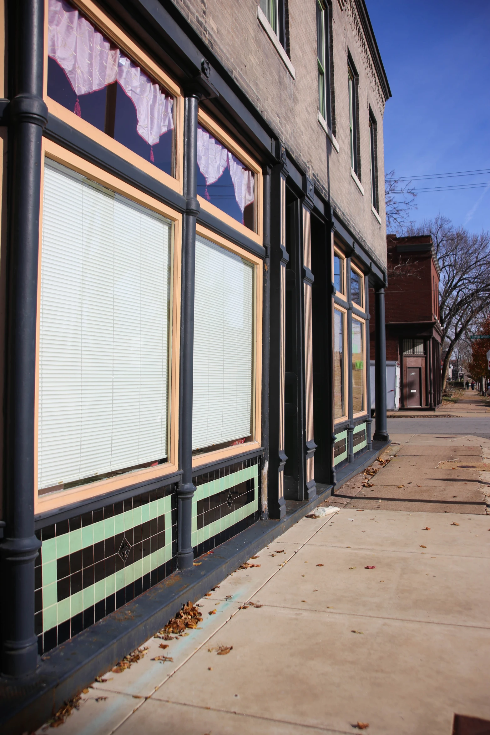 there is a black pole holding the windows on a storefront