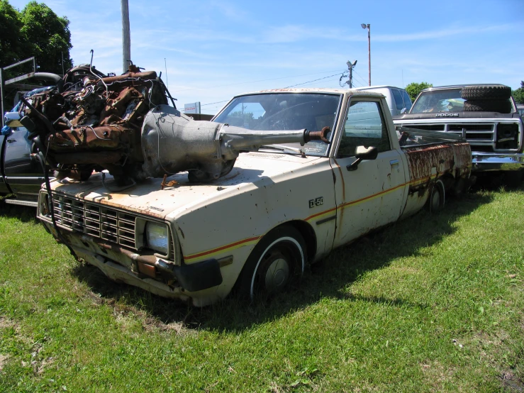 there are many cars that are parked in the grass