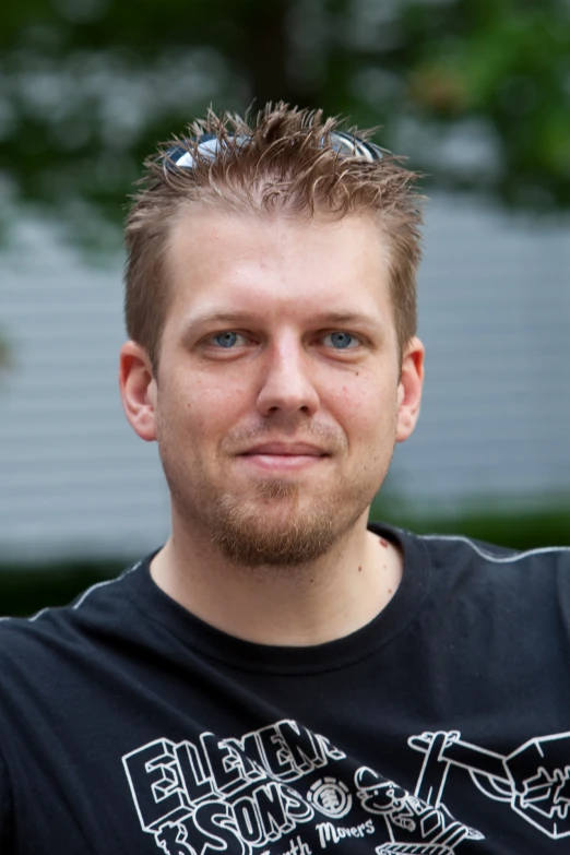 a man with a hairdow on top of his head