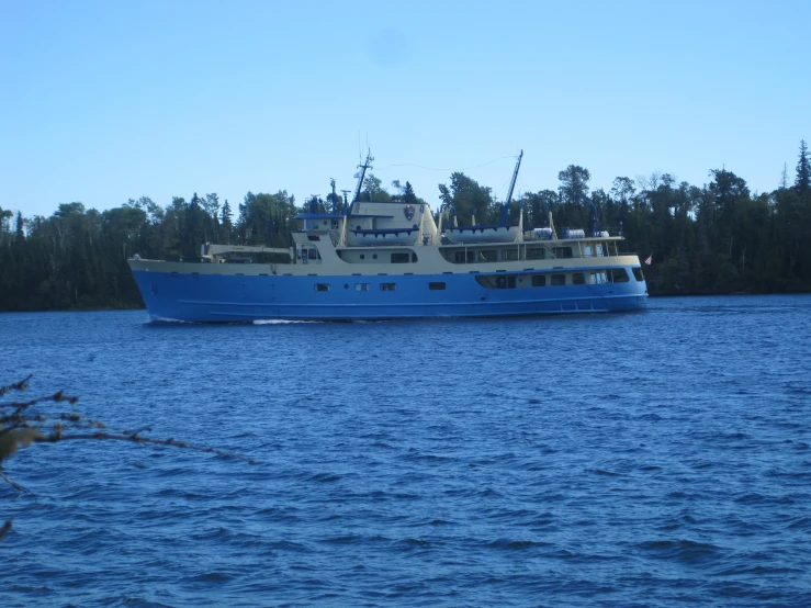 the blue and white yacht is on the lake