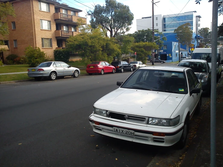 there are many cars that have stopped on the street