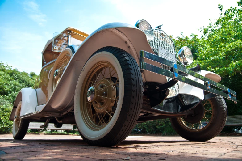 an antique car is parked on the pavement