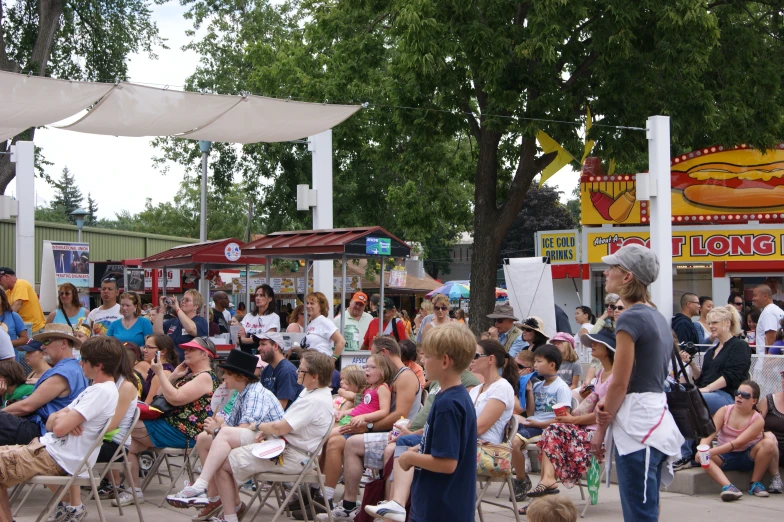 there are many people sitting around in chairs