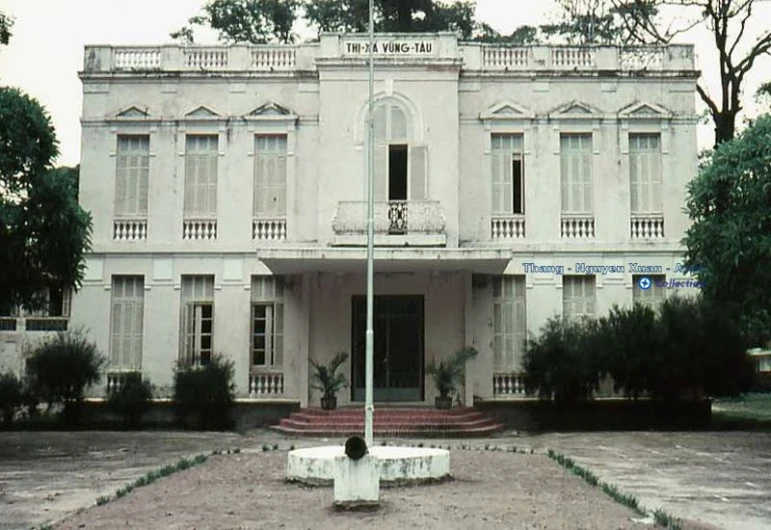 the white building has large balconies on top of it