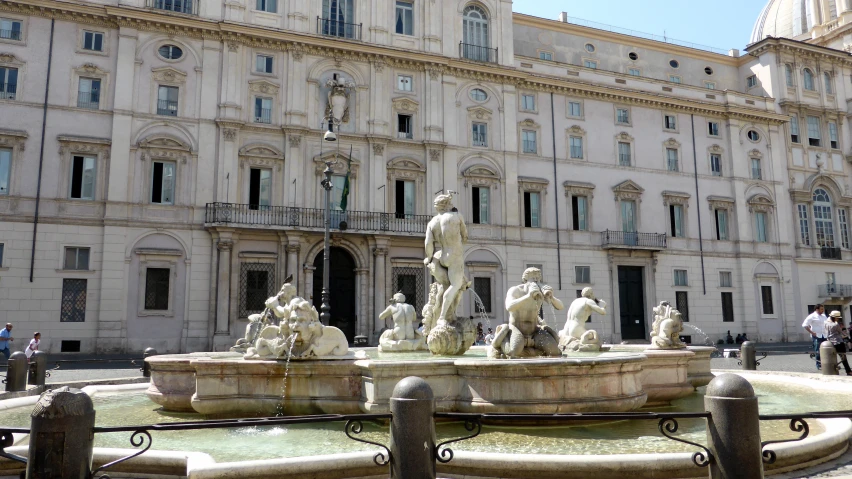 there are many marble figures on the fountain