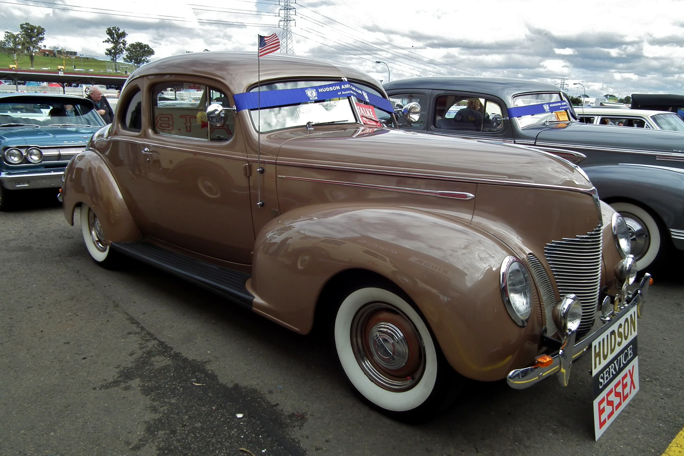 an antique car is sitting in a parking lot