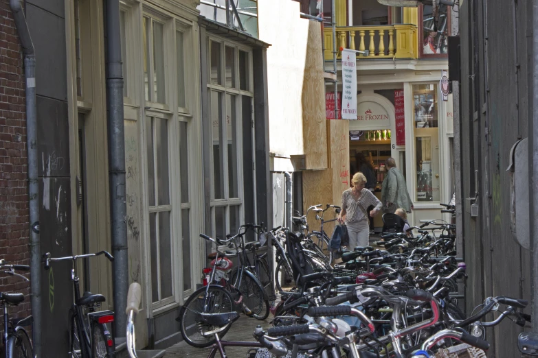 there are many bikes on this narrow street