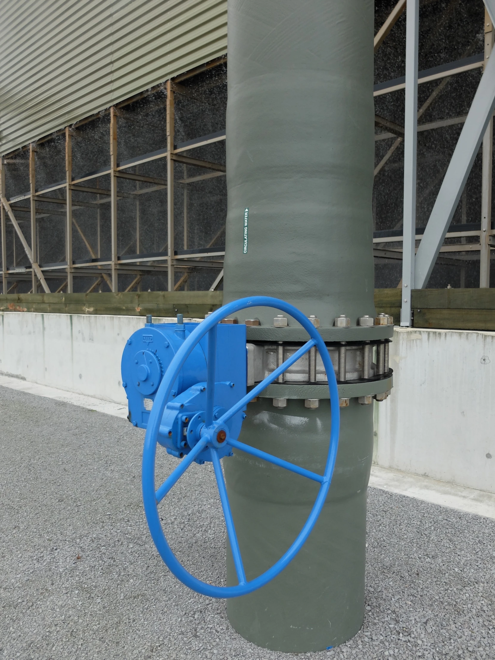 a pole with wheels connected to it by two pipes