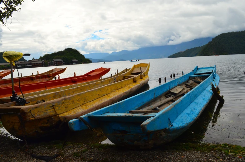 there are a lot of colorful boats in the water