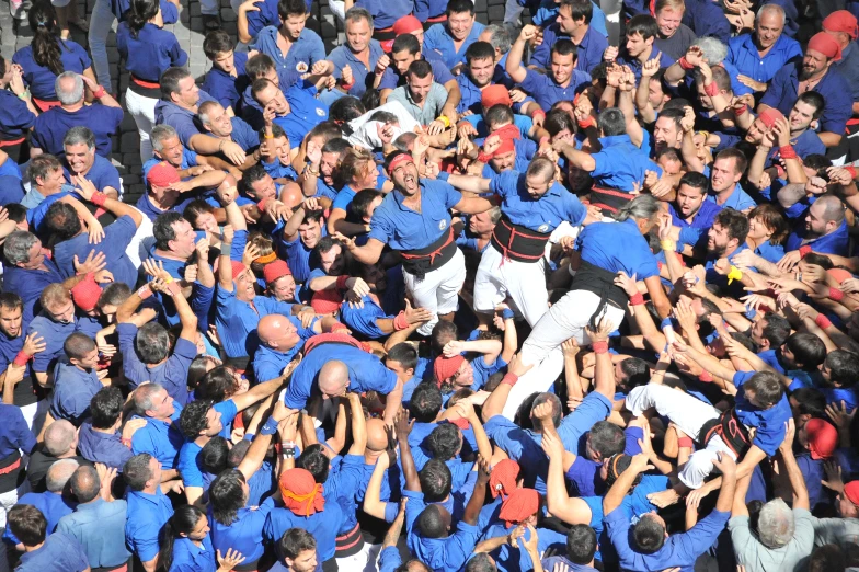 many baseball players are gathering together in the field