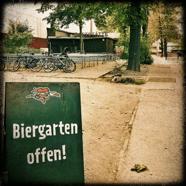 a sign saying biergartsten offen beside the road