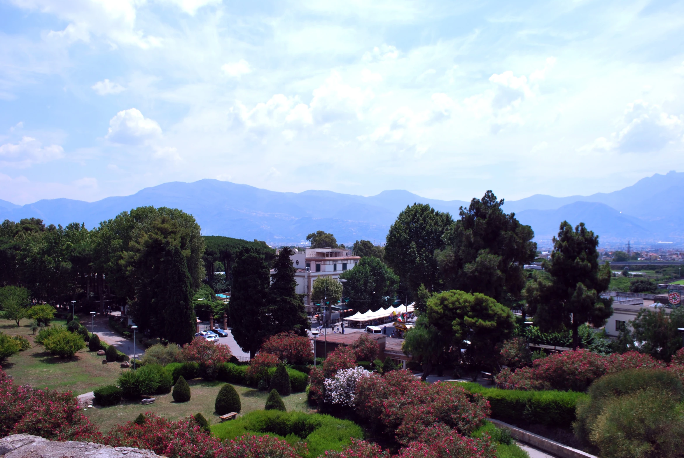 a bird - eye view of many beautiful houses