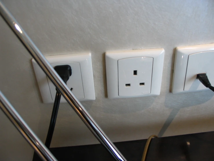 a two way switch is on the wall between two outlets