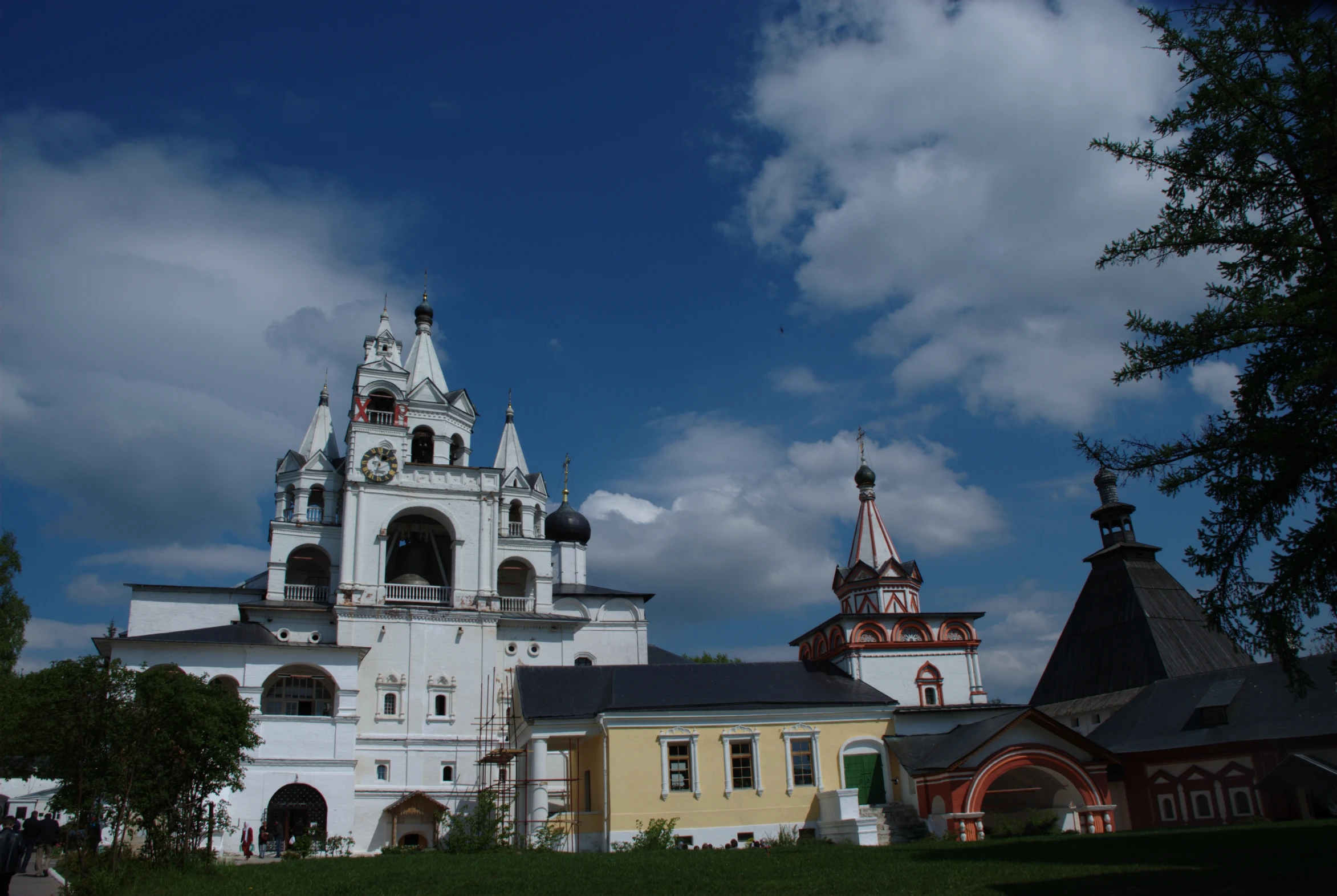 several buildings are located in front of a blue cloudy sky