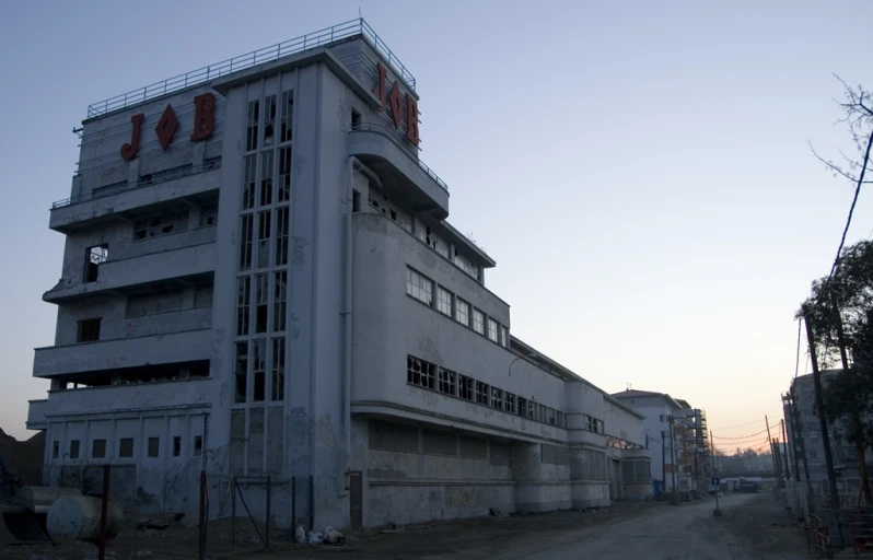 an abandoned building is pictured in this pograph