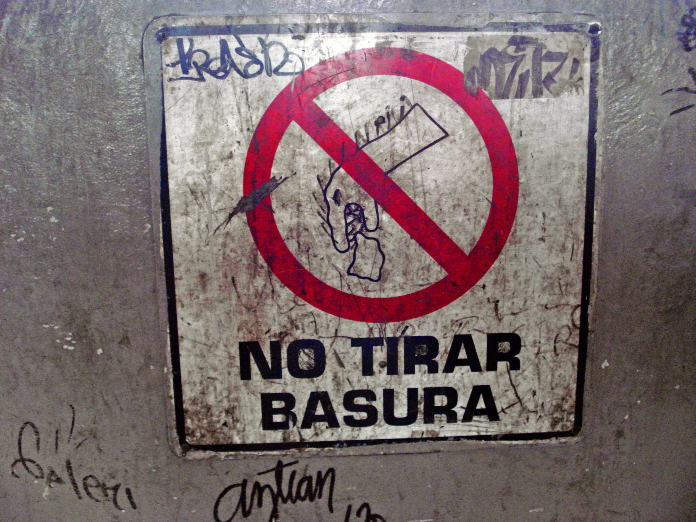 a sign in the ground saying no trash and no baaur