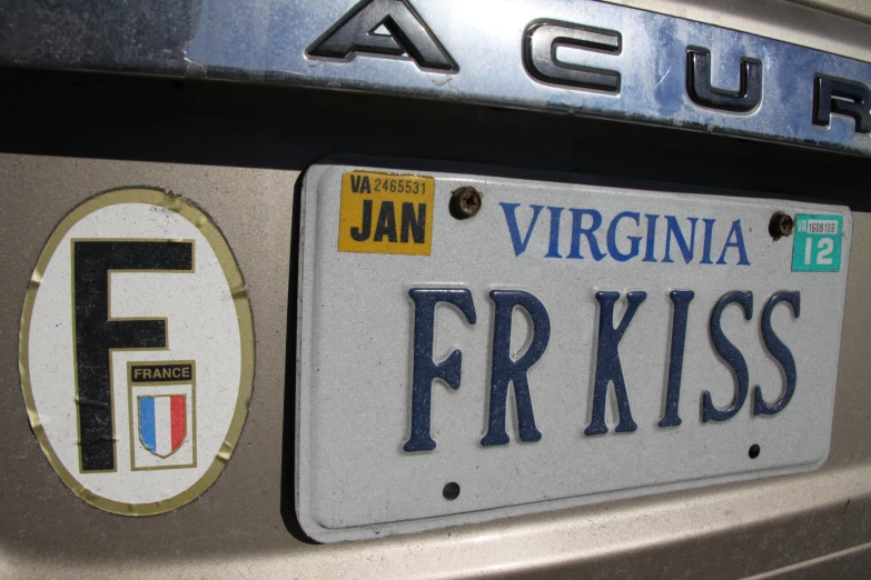a car plate with the letter f behind it