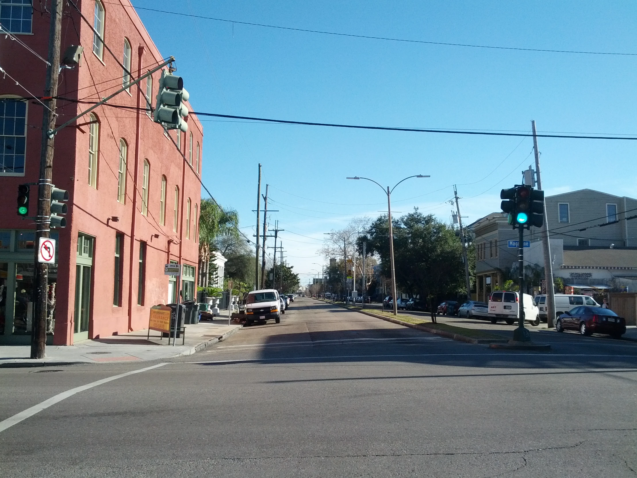 there is a stop light next to a pink building