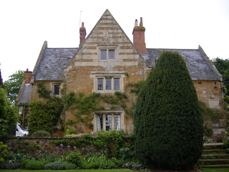 a very big pretty house with some trees around it