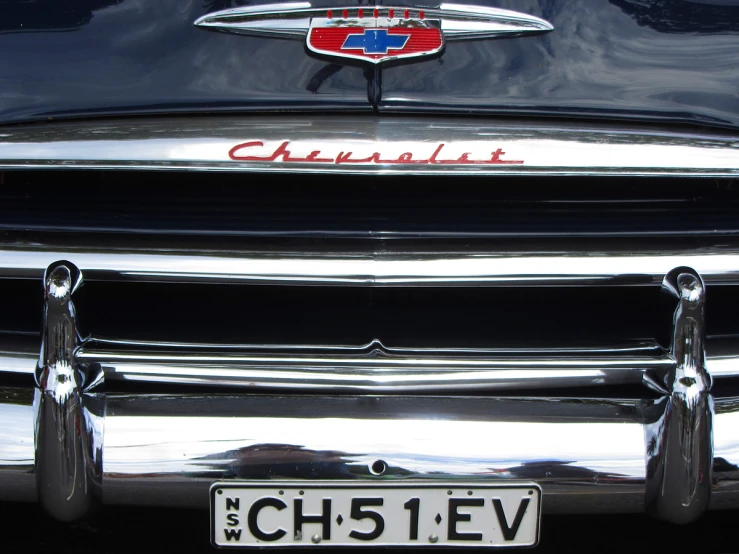 a close up of the front grill and tail lights on an old chevrolet car