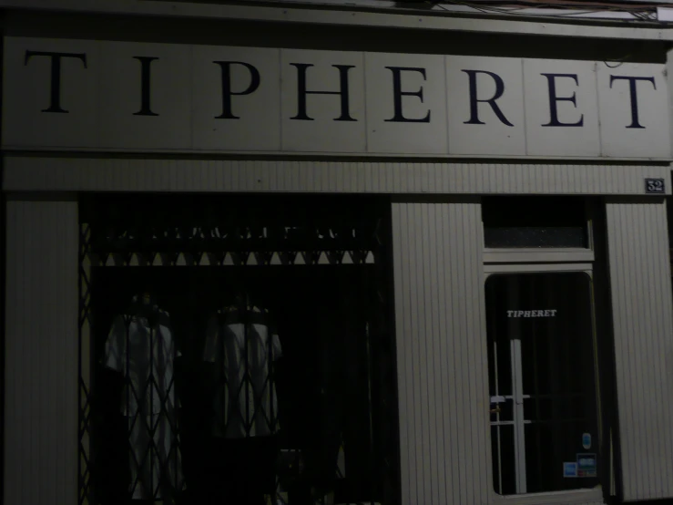 the front entrance of a store called tiphertt