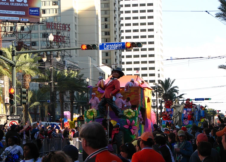 the clown dressed in pink is riding through the crowd