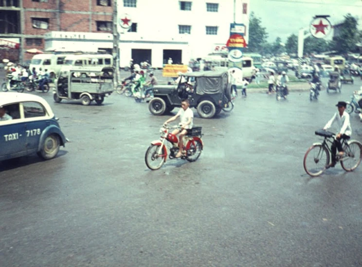 a bunch of old cars and motorcycles that are parked on the street