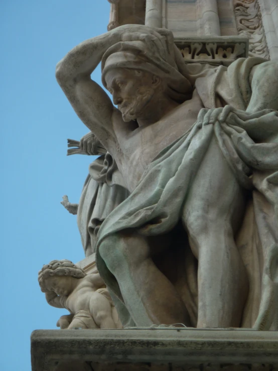 there is an old sculpture sitting in front of a building