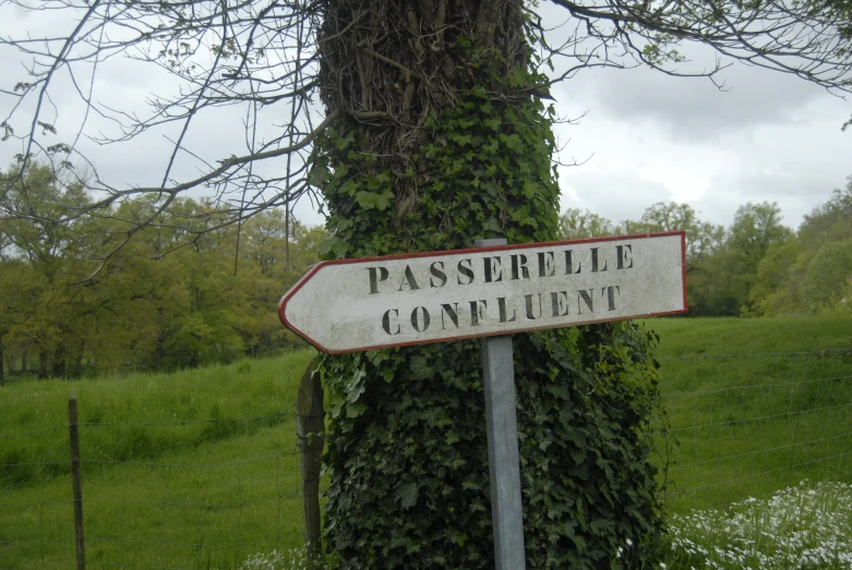 there is a sign near a fence that says passevrele content
