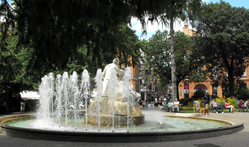 there are many fountains in this city area