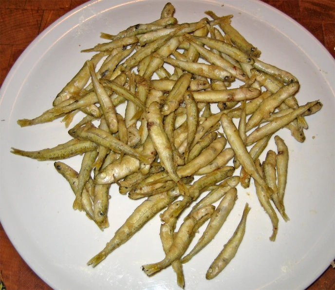 a plate of fried vegetables is shown on the table