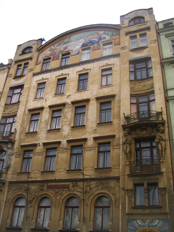 an old building has a lot of windows